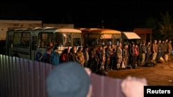 Резервисты, призванные в ходе частичной мобилизации, выстраиваются у призывного пункта в сибирском городе Тара в Омской области, Россия.