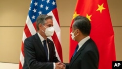 Menteri Luar Negeri AS Antony Blinken bertemu dengan Menteri Luar Negeri China Wang Yi di sela Sidang Umum PBB ke-77 di New York, pada 23 September 2022. (Foto: Pool via AP/David 'Dee' Delgado)