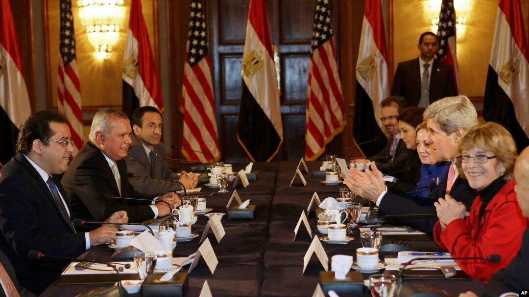 Menteri Luar Neger AS John Kerry (kedua dari kanan) bertemu para anggota partai politik Mesir (2/3). (AP/Jacquelyn Martin)