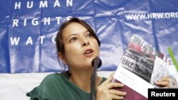 Elaine Pearson, wakil direktur Human Rights Watch (HRW) untuk Asia dalam suatu konferensi pers di Phnom Penh (Foto: dok). HRW mengeluarkan laporan tentang pelanggaran HAM oleh pasukan keamanan Burma atas muslim Rohingya di Burma (31/7).