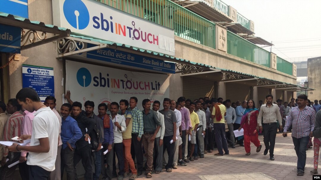 Antian panjang terlihat di luar sebuah bank di Gurgaon dekat New Delhi. (A. Pasricha/VOA). Jutaan warga cemas saat berusaha menukarkan mata uang lama yang ditarik dari peredaran oleh Pemerintah India.