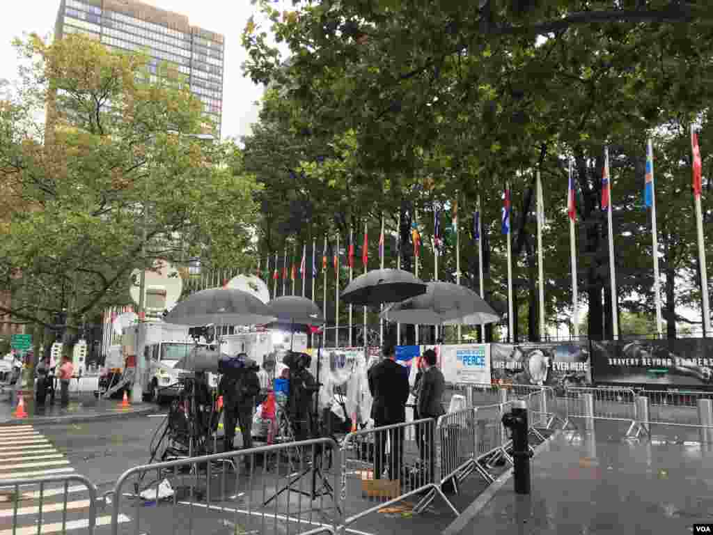 خبرنگاران در محلی در مقابل ساختمان ملل متحد پوشش خبری هفتادو یکمین مجمع عمومی را برعهده دارند. 