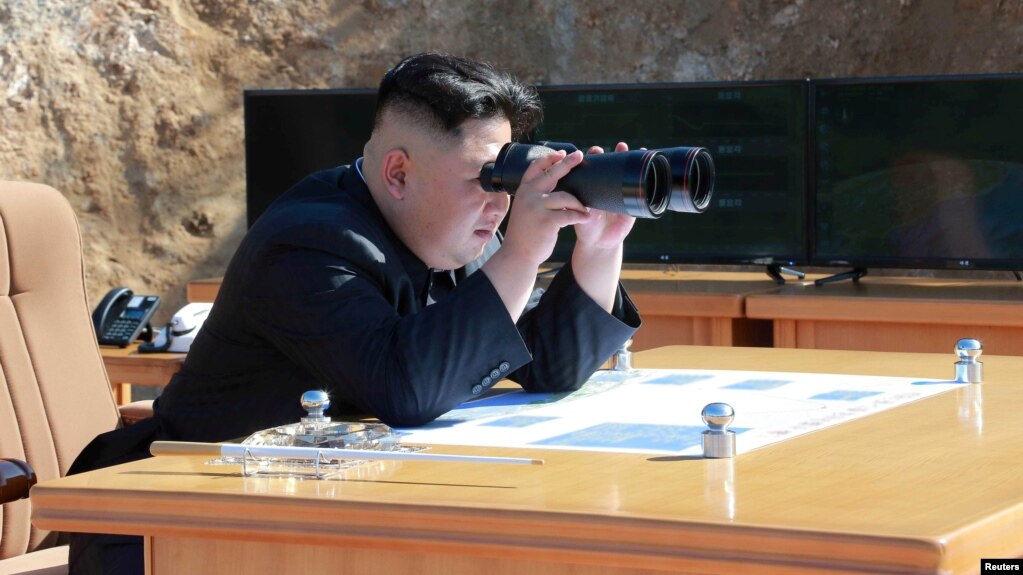 Kim Jong Un, observa la prueba de un misil balístico intercontinental Hwasong-14 en esta foto no fechada divulgada por la agencia oficial de noticias norcoreana el 4 de julio de 2017.