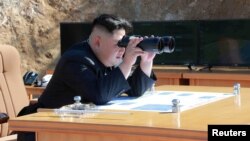 El líder norcoreano, Kim Jong Un, observa la prueba de un misil balístico intercontinental Hwasong-14 en esta foto no fechada divulgada por la agencia oficial de noticias norcoreana el 4 de julio de 2017.