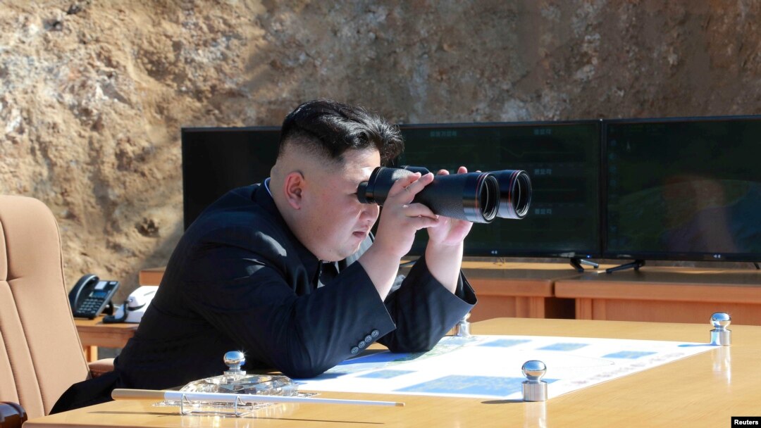 북한이 4일 대륙간탄도미사일(ICBM) 화성-14형 발사에 성공했다고 발표했다. 사진은 쌍안경으로 시험발사를 지켜보는 김정은 북한 국무위원장. 