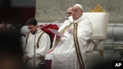 El Papa Francisco pronuncia su discurso mientras preside una misa de Epifanía en la Basílica de San Pedro, en el Vaticano, el lunes 6 de enero de 2025. 