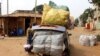 Un taxi chargé de bouteilles en direction d’un marché périphérique. Lomé, 22 janvier 2021.
