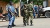 Des agents de sécurité burundais sécurisent le lieu d'une attaque à la grenade qui a tué un général le 25 avril 2016 à Bujumbura.
