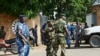 Des agents de sécurité burundais sécurisent la scène d'une attaque à la grenade qui a visé et tué un conseiller en sécurité du vice-président du Burundi, Athanase Kararuza, le 25 avril 2016 à Bujumbura.