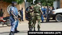 Des agents de sécurité burundais sécurisent le lieu d'une attaque à la grenade qui a tué un général le 25 avril 2016 à Bujumbura.