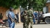 Des agents de sécurité sur la scène d'une attaque à la grenade qui avait tué le général Athanase Kararuza, le 25 avril 2016 à Bujumbura. 