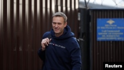 រូបឯកសារ៖ លោក Alexey Navalny មេដឹកនាំប្រឆាំងរដ្ឋាភិបាលរុស្ស៊ី ដើរចេញពីពន្ធនាគារ បន្ទាប់ពីលោកបានជាប់ទោសរយៈពេល ៣០ថ្ងៃ ពីបទបះបោរឲ្យមានបាតុកម្មខុសច្បាប់នៅទីក្រុងមូស្គូ ប្រទេសរុស្ស៊ី កាលពីថ្ងៃទី ២៣ ខែសីហា ឆ្នាំ២០១៩។