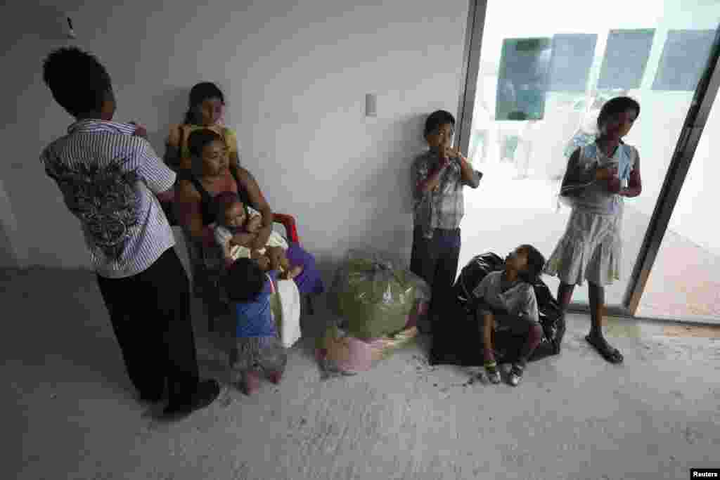 Ya el 7 de agosto, cuando el huracán Ernesto se aproximaba a Mahahual, en la parte sur de la península del Yucatán, familias de la zona fueron evacuadas.