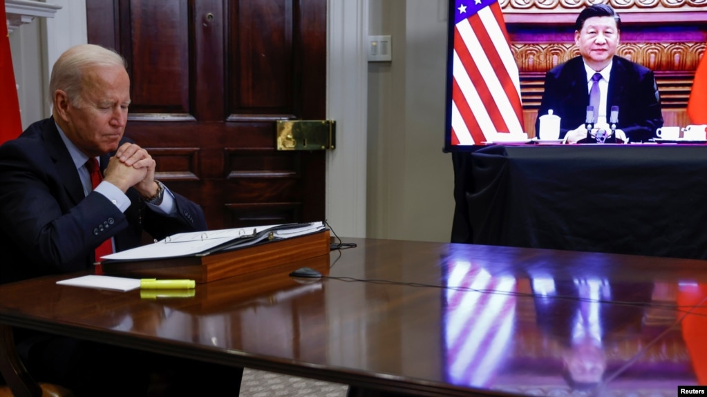 美国总统拜登在华盛顿时间2021年11月15日与中国国家主席习近平以视讯方式举行峰会（路透社）(photo:VOA)
