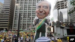 Un enorme globo con la forma del candidato presidencial Jair Bolsonaro, aparece durante una manifestación en la Avenida Paulista de Sao Paulo, Brasil, el domingo 30 de septiembre de 2018. 