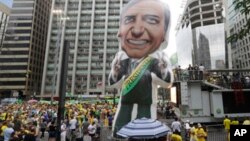 Ribuan warga Brazil melakukan unjuk rasa di Sao Paulo Minggu (30/9) untuk mendukung Jair Bolsonaro, Capres sayap kanan dalam pemilihan pekan depan.