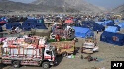 Pengungsi Afghanistan yang tiba dari Pakistan di kamp darurat dekat perbatasan Afghanistan-Pakistan Torkham di Provinsi Nangarhar pada 2 November 2023. (Foto: AFP)