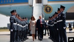 El presidente de EE.UU., Donald Trump, y su esposa, Melania, llegan al aeropuerto Stansted de Londres, el jueves, 12 de julio de 2018.