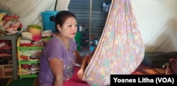 Uliyatin, (29), sedang menidurkan anaknya di ayunan di dalam tenda pengungsian yang ditempati sejak Oktober 2018, 18 Juni 2016. (Foto: Yoanes Litha)