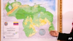 ARCHIVO - Esta imagen muestra el mapa de Esequibo, zona en disputa entre Venezuela y su vecino Guyana. La franja de tierra es administrada y controlada por Guyana, pero Venezuela la reclama como suya desde 2023.