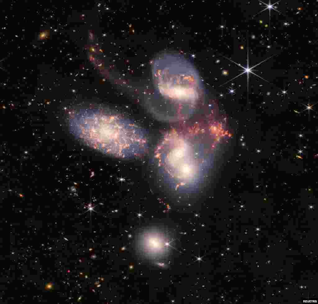 در این تصویر تلسکوب جمیز وب پنج کهکشان در مجاورت همدیگر دیده می&zwnj;شوند.