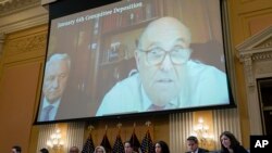 Se muestra desde una pantalla la declaración en video de Rudy Giuliani mientras el comité selecto de la Cámara que investiga el ataque del 6 de enero al Capitolio de EEUU en audiencia del 12 de julio de 2022.