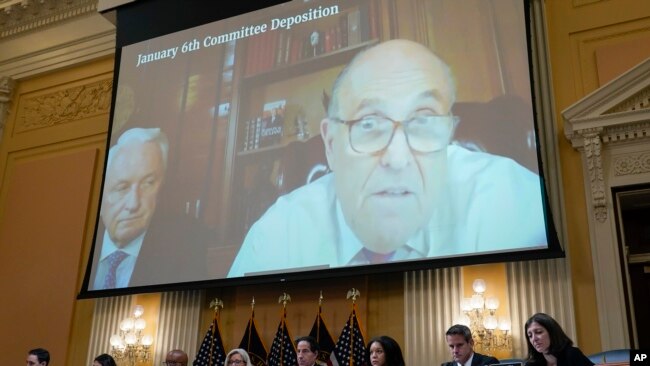 Se muestra desde una pantalla la declaración en video de Rudy Giuliani mientras el comité selecto de la Cámara que investiga el ataque del 6 de enero al Capitolio de EEUU en audiencia del 12 de julio de 2022.