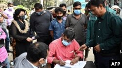 মাস্ক না পড়ার কারণে জরিমানা করা হচ্ছে। ঢাকা, জানুয়ারী ১৩, ২০২২। 