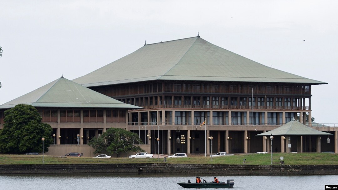 Petugas keamanan berpatroli di atas kapal di halaman gedung DPR di Kolombo, Sri Lanka 16 Juli 2022. (REUTERS/Adnan Abidi)