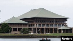 Petugas keamanan berpatroli di atas kapal di halaman gedung DPR di Kolombo, Sri Lanka 16 Juli 2022. (REUTERS/Adnan Abidi)