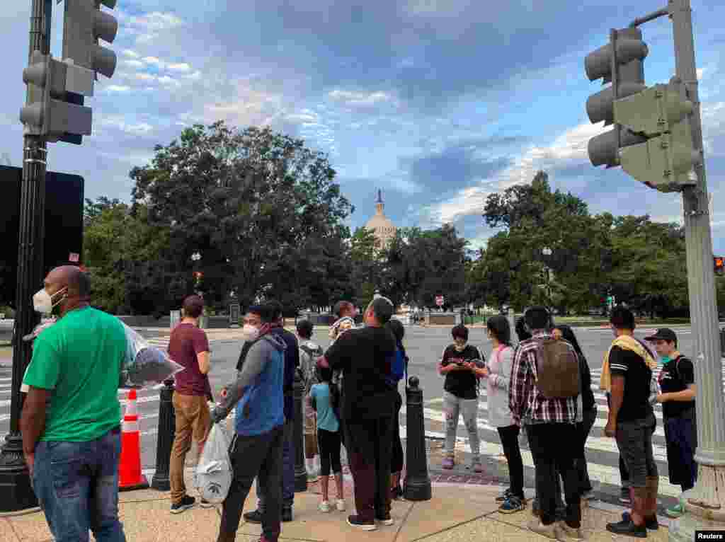 Cerca del Capitolio de Estados Unidos, en Washington DC, un grupo de migrantes se prepara para caminar rumbo a una iglesia, donde serán recibidos por voluntarios.