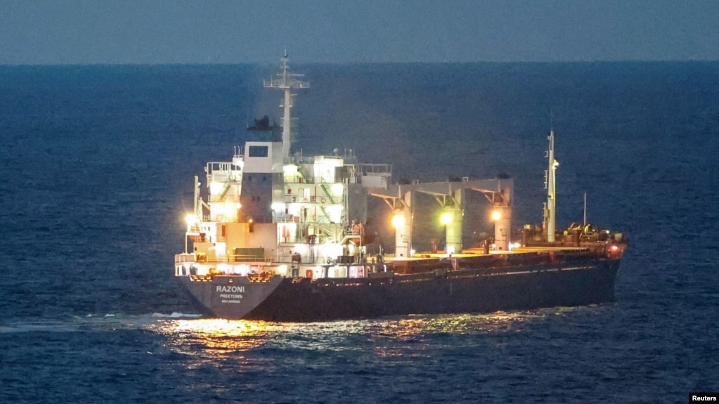悬挂塞拉利昂旗的“拉佐尼号”货轮运载着乌克兰粮食行驶在土耳其的伊斯坦布尔附近的黑海。(2022年8月2日)(photo:VOA)