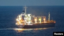 懸掛塞拉利昂旗的“拉佐尼號”貨輪運載著烏克蘭糧食行駛在土耳其的伊斯坦布爾附近的黑海。(2022年8月2日)