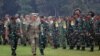 Panglima TNI Jenderal Andhika (kiri) bersama US Army Pacific Command General Flynn memeriksa kesiapan pasukan peserta Super Garuda Shield 2022. (VOA/Indra Yoga)