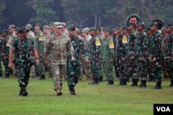 Panglima TNI Jenderal Andhika (kiri) bersama US Army Pacific Command General Flynn memeriksa kesiapan pasukan peserta Super Garuda Shield 2022. (VOA/Indra Yoga)