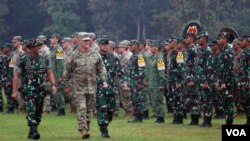Panglima TNI Jenderal Andhika (kiri) bersama US Army Pacific Command General Flynn memeriksa kesiapan pasukan peserta Super Garuda Shield 2022. (VOA/Indra Yoga)