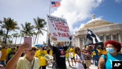 Manifestan Potoriko pwoteste kont konpayi elektrisite Luma Energy devan Capitol la nan San Juan, Mekredi 20 Jiye, 2022. 