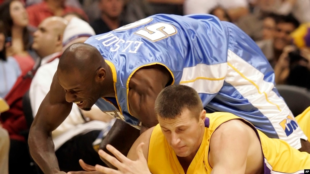 Cầu thủ đội bóng rổ Los Angeles Lakers của Mỹ, Slava Medvedenko (áo vàng).