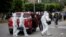 Técnicos forenses trabajan en la escena del crimen, donde asaltantes desconocidos mataron al hijo del expresidente hondureño Porfirio Lobo Sosa y a otras tres personas en el estacionamiento de un edificio, en Tegucigalpa, el 14 de julio de 2022.
