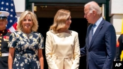 El presidente Joe Biden y la primera dama Jill Biden saludan a Olena Zelenska, esposa del presidente de Ucrania, Volodymyr Zelenskyy, en la Casa Blanca en Washington, el 19 de julio de 2022.