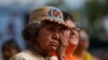 Nancy Saddleman, 82, yang menghabiskan waktu selama 14 tahun di Sekolah Kamloops Indian dari tahun 1945-1959, menangis ketika menghadiri misa yang dipimpin Paus Fransiskus di Stadion Commonwealth di Edmonton, Alberta, Kanada, pada 26 Juli 2022. (Foto: Reuters/Amber Bracken)