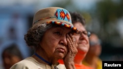 Nancy Saddleman, 82, yang menghabiskan waktu selama 14 tahun di Sekolah Kamloops Indian dari tahun 1945-1959, menangis ketika menghadiri misa yang dipimpin Paus Fransiskus di Stadion Commonwealth di Edmonton, Alberta, Kanada, pada 26 Juli 2022. (Foto: Reuters/Amber Bracken)
