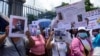 Manifestantes sostienen carteles durante una protesta para exigir la liberación de sus familiares que fueron detenidos durante el estado de emergencia para frenar la violencia de las pandillas, en San Salvador, El Salvador, el 26 de julio de 2022. REUTERS/Jessica Orellana