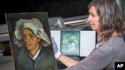 Konzervatorica Lesley Stevenson pokazuje sliku pored rendgenskog snimka skrivenog Van Goghovog autoportreta. 