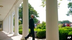 Presidenti Biden duke ecur sot në Kopshtin e Trëndafilave, të Shtëpisë së Bardhë (27 korrik 2022)