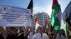 Sejumlah warga turut serta dalam aksi protes menentang kunjungan Presiden AS Joe Biden ke Timur Tengah dalam aksi yang digelar di Kota Gaza, Palestina, pada 14 Juli 2022. (Foto: AP/Adel Hana)