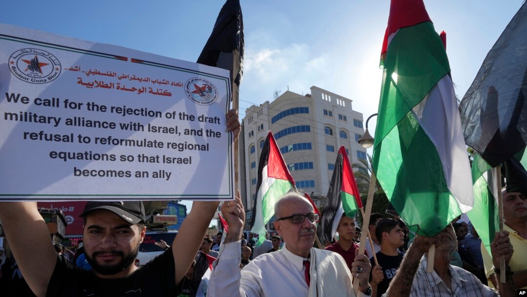 Sejumlah warga turut serta dalam aksi protes menentang kunjungan Presiden AS Joe Biden ke Timur Tengah dalam aksi yang digelar di Kota Gaza, Palestina, pada 14 Juli 2022. (Foto: AP/Adel Hana)