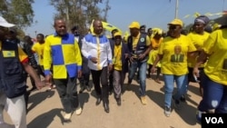 Angola Manuel Fernandes presidente da CASA CE em Malanje (ao centro camisa brnca e azul)