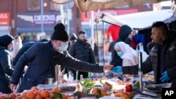 Ilustrasi - Suasana di sudut sebuah pasar di Longsight Market, Manchester, Inggris, Rabu, 19 Januari 2022. Indeks harga konsumen di Inggris meningkat pada laju tercepat dalam hampir 30 tahun, akibat naiknya biaya energi, transportasi, makanan dan furnitur. (AP/Jon Super)