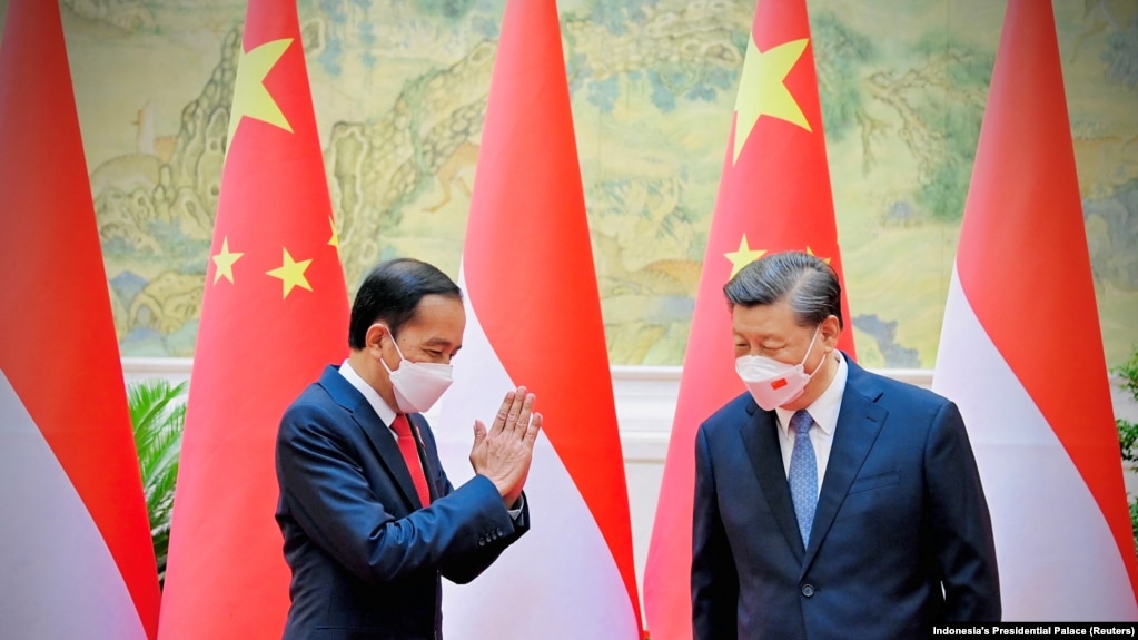 中国领导人习近平在北京会晤到访的印度尼西亚总统佐科∙维多多。（2022年7月26日）(photo:VOA)